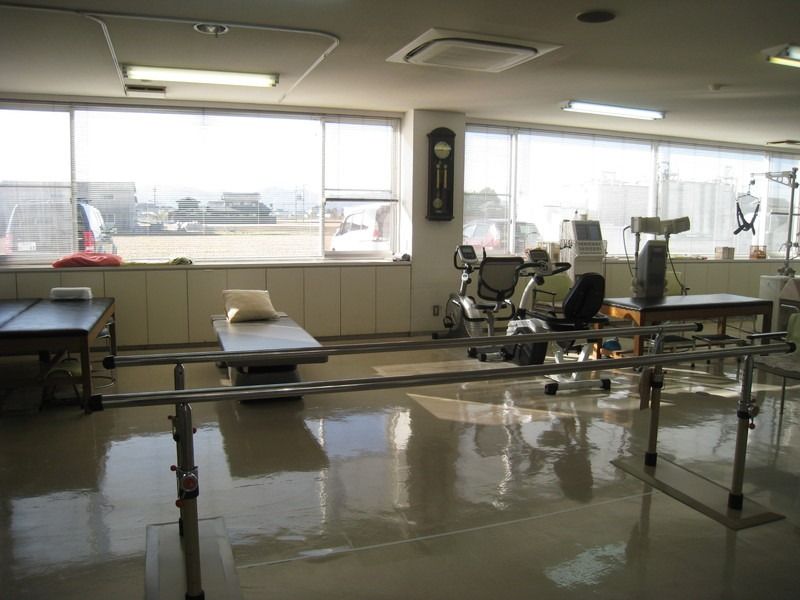 リハビリ用具が並ぶ部屋