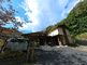 自然に囲まれた介護施設の外観