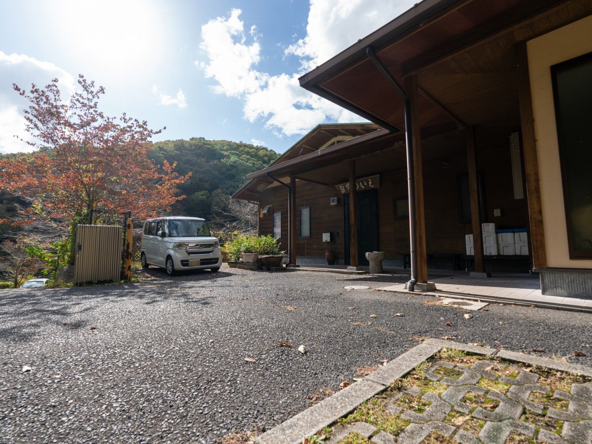 静かな施設のエントランス