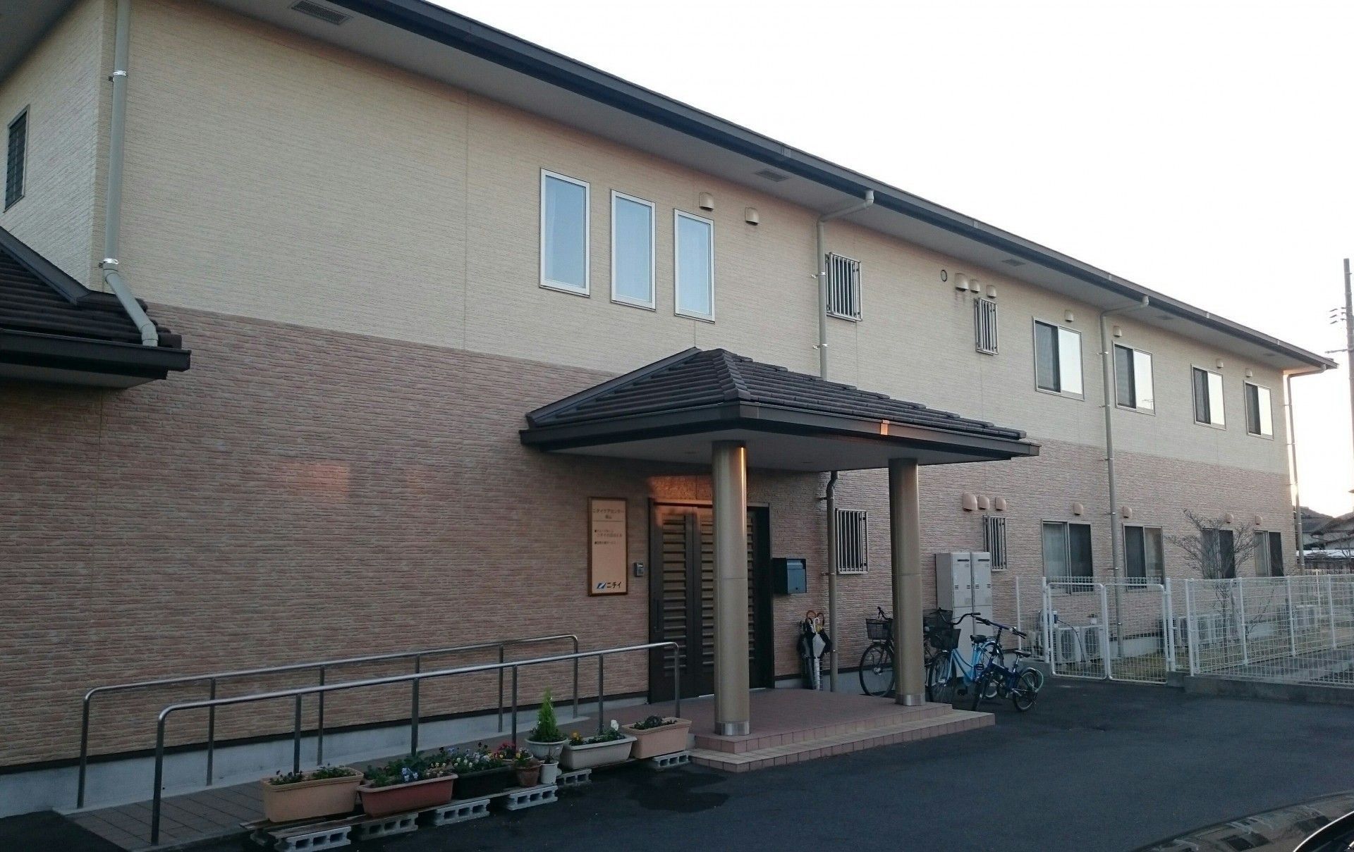 ゆったりとした玄関前