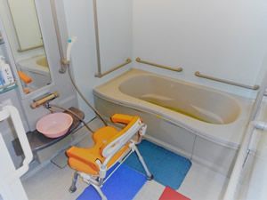 バリアフリー設計の浴室