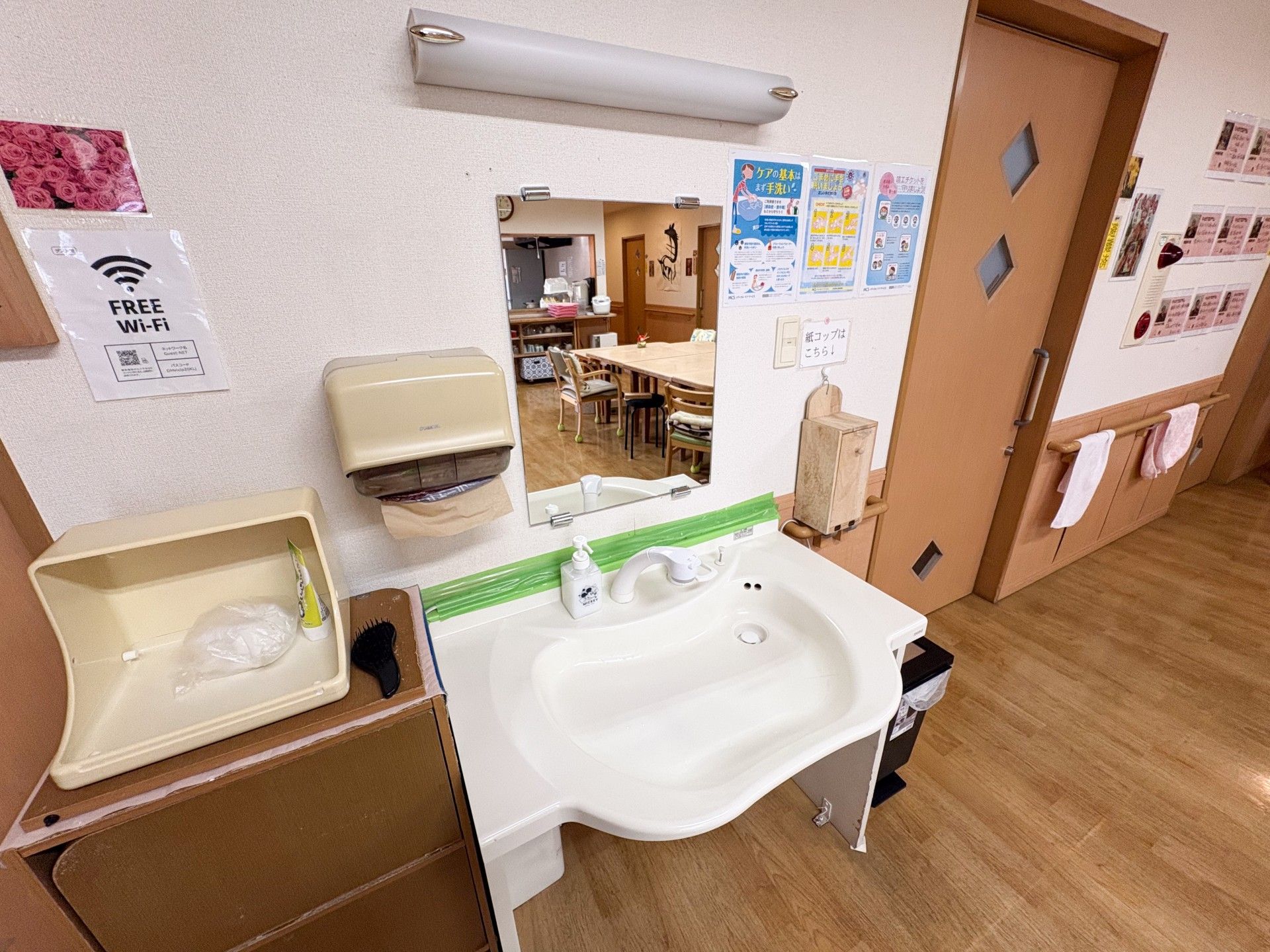 手洗い場と掲示物のある廊下