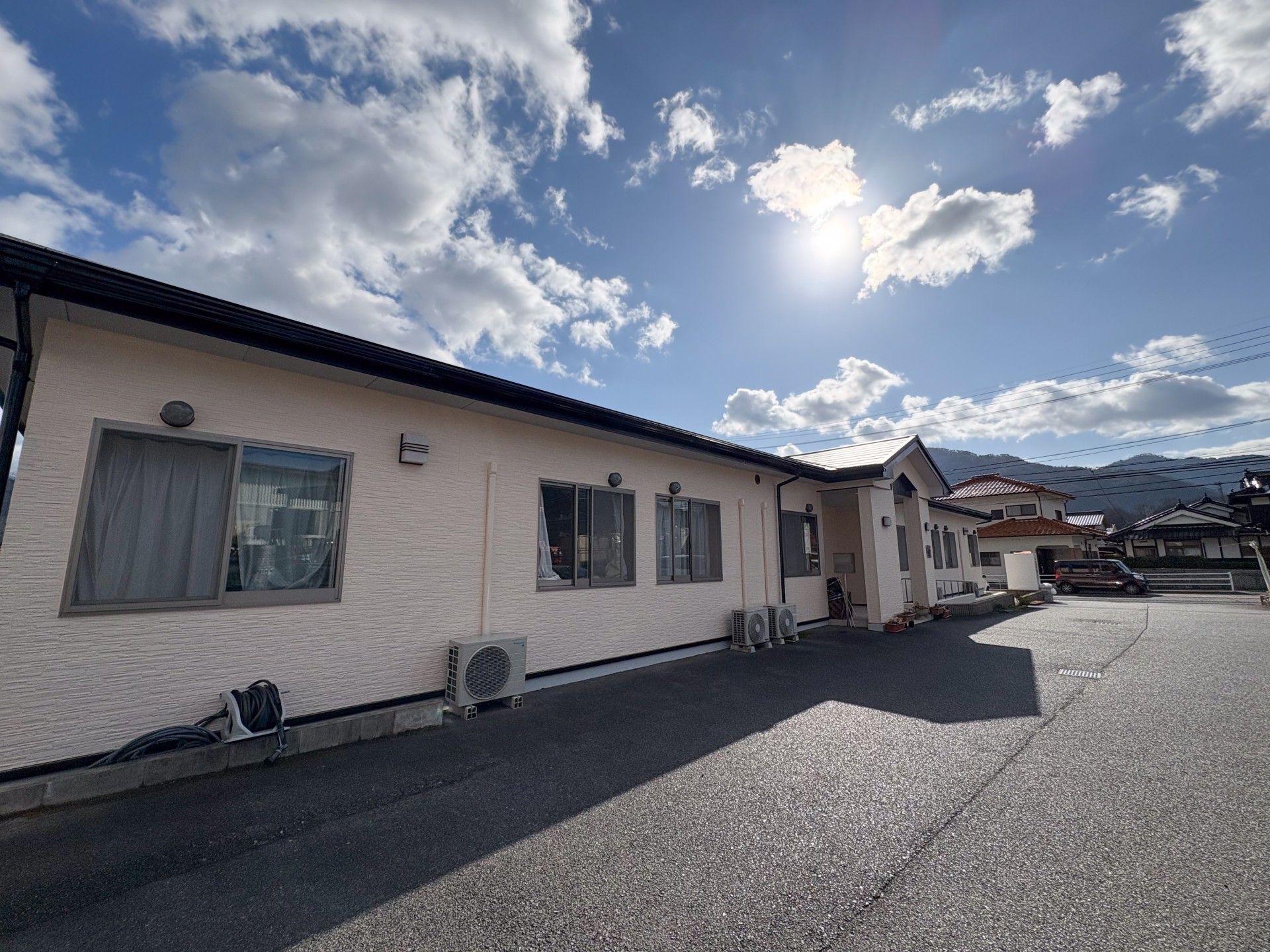 青空の下の建物外観