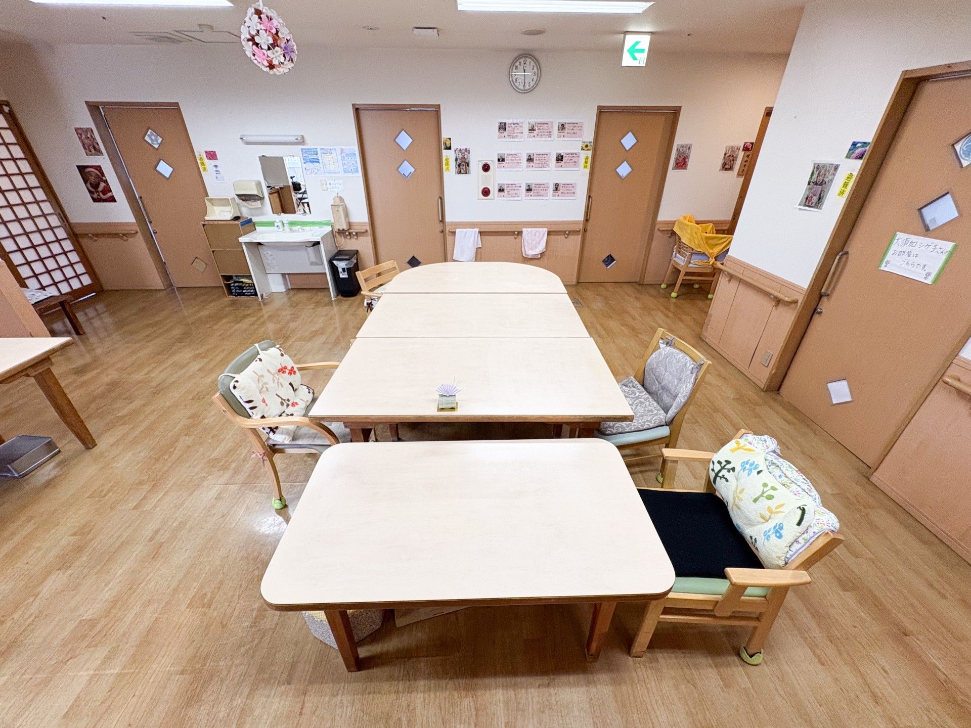 広いテーブルのある部屋