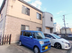 街角に佇む建物エントランス