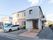 現代風の集合住宅のような外観の２階建ての建物がある。建物の玄関の上の外壁にはホームの名称が書かれた看板が取り付けられている。