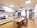 椅子と仕切り板がついているテーブルが設置された共有スペース