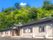 緑に囲まれた建物外観
