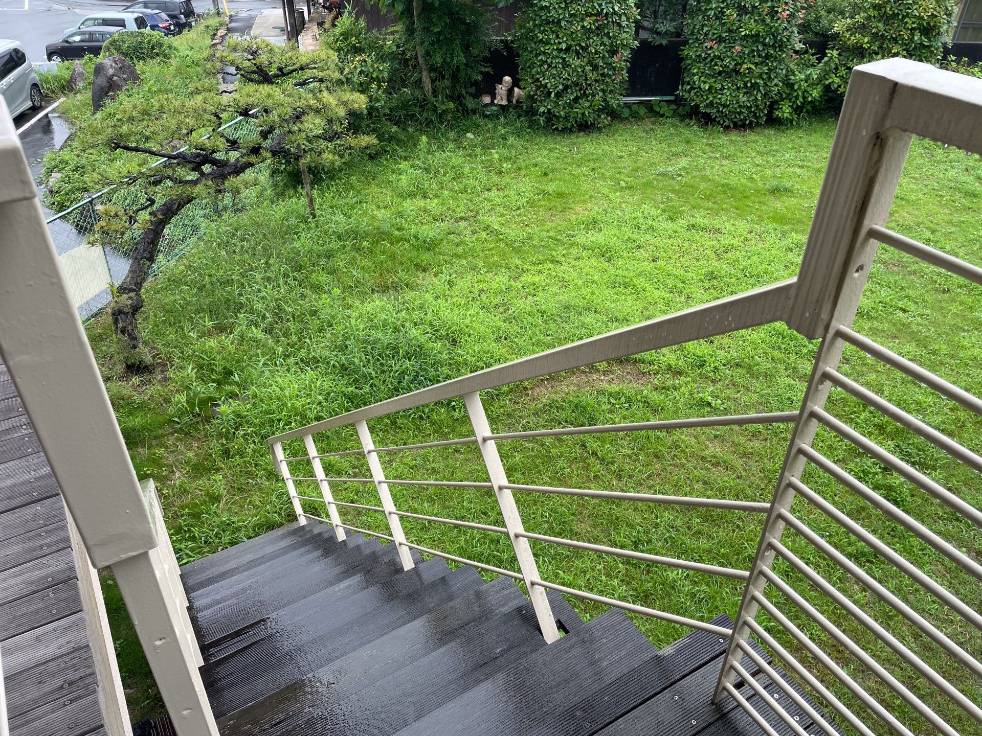 緑豊かな庭園の階段