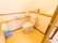 大きな取っ手がついた引き戸を開けるとトイレがある。広いスペースがあり、入口から便座脇まで手すりが切れ目なく設置されている。