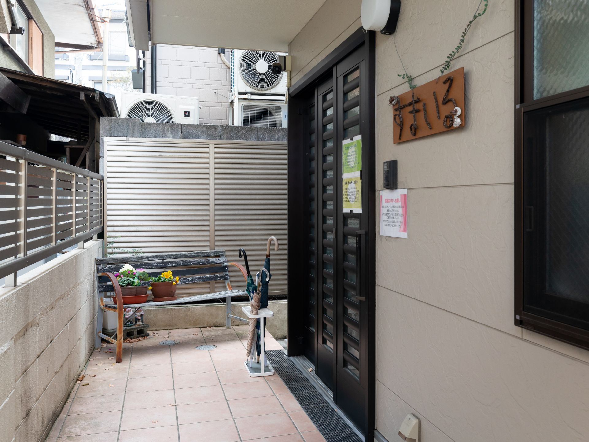 傘立てが設置された建物の出入口