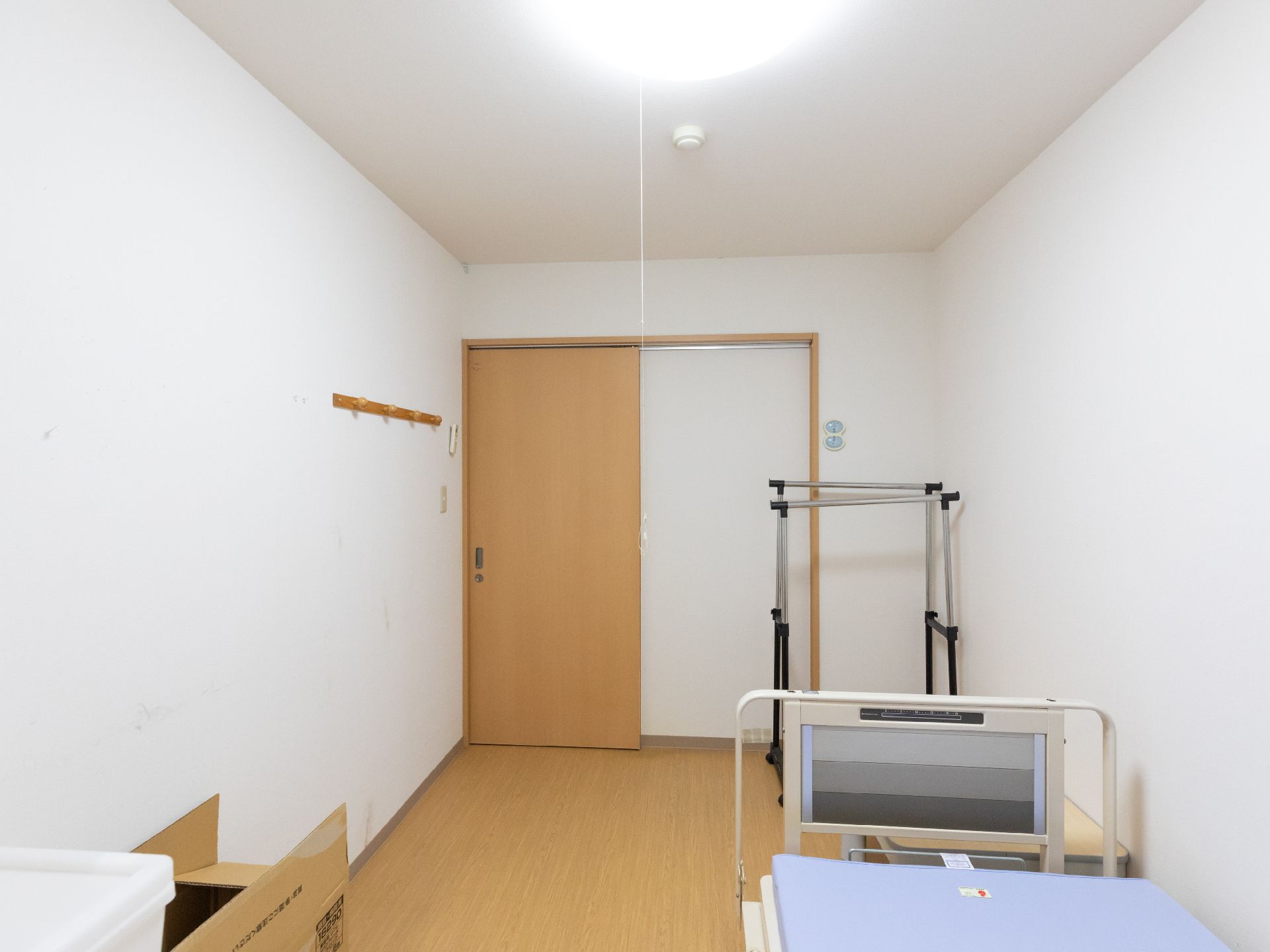 スライド式のドアが設置された居室