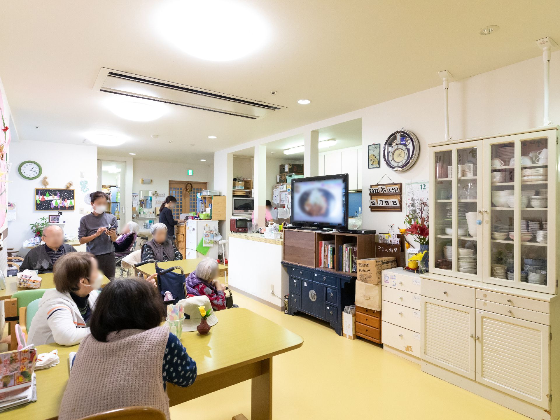 テレビ鑑賞を楽しむ入居者さまの様子