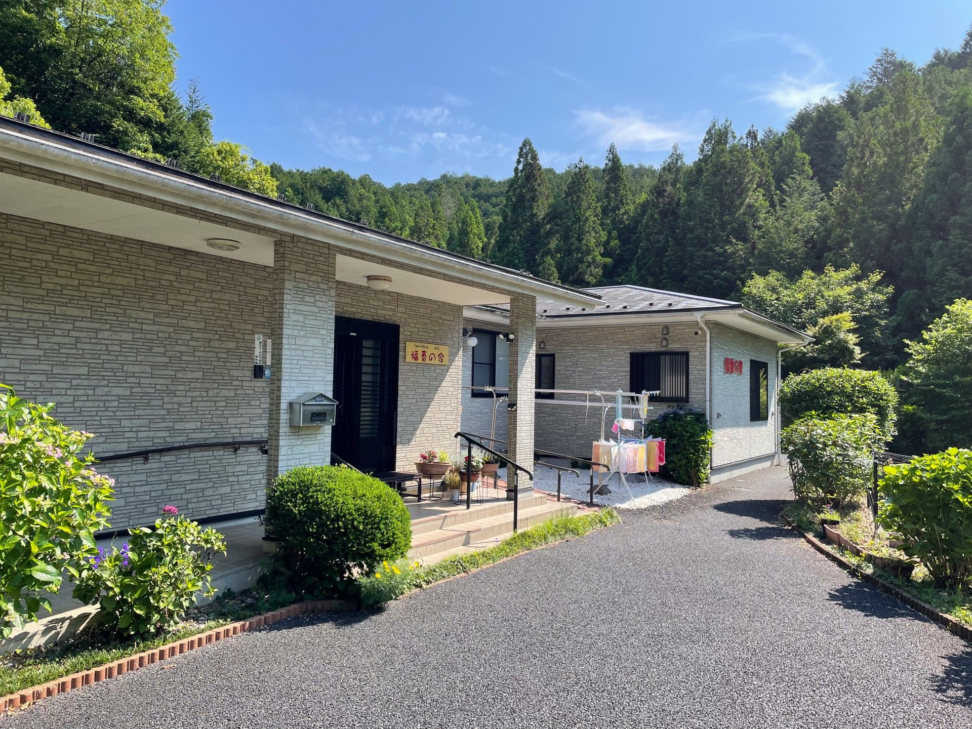 緑豊かな施設入口