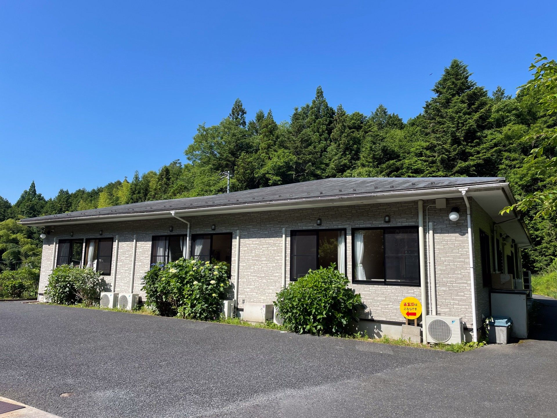 自然に囲まれた建物外観