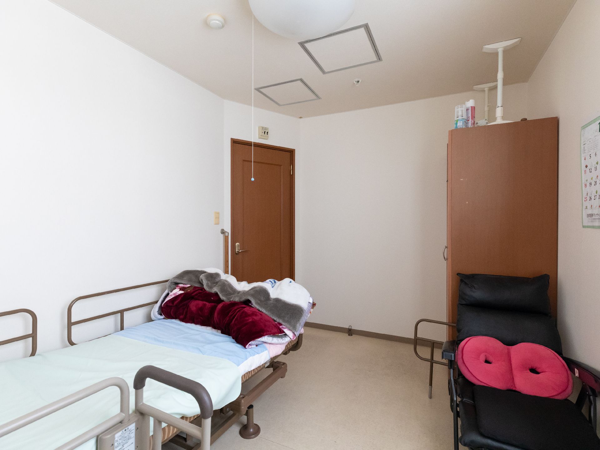 介護用のベッドが用意されている居室
