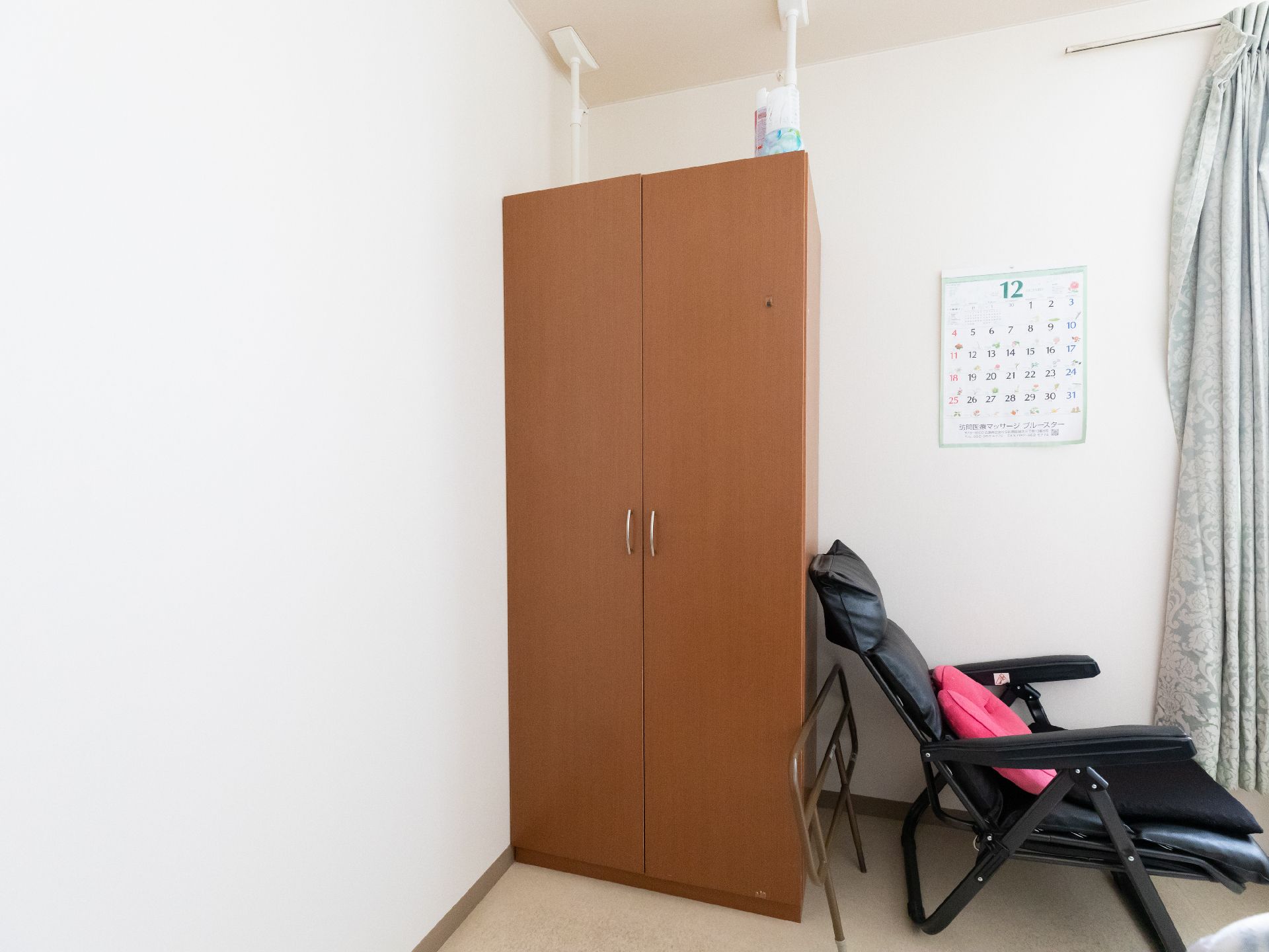 大きなクローゼットが置かれている居室