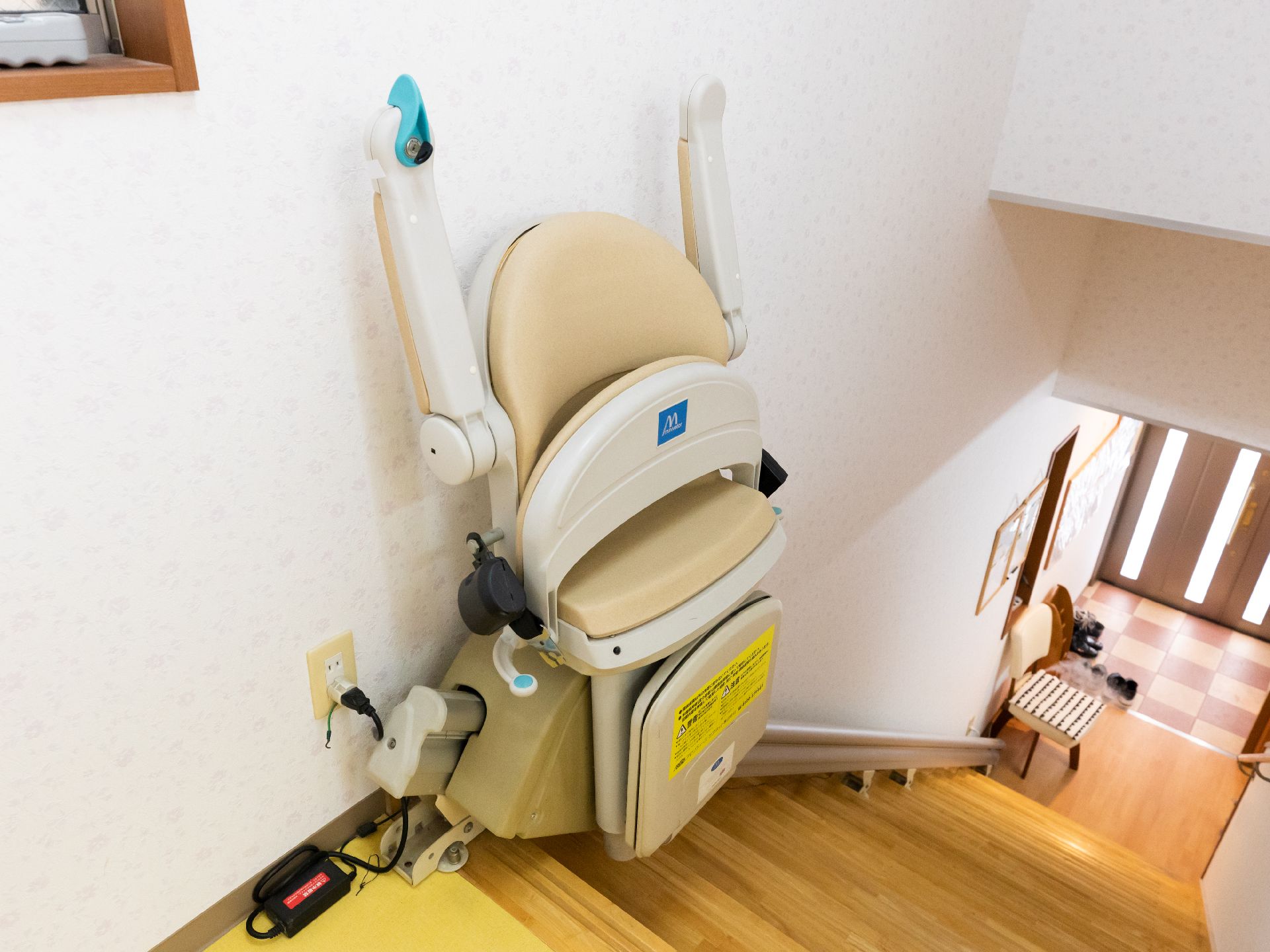 足が自由な方が使う昇降機が用意されている階段