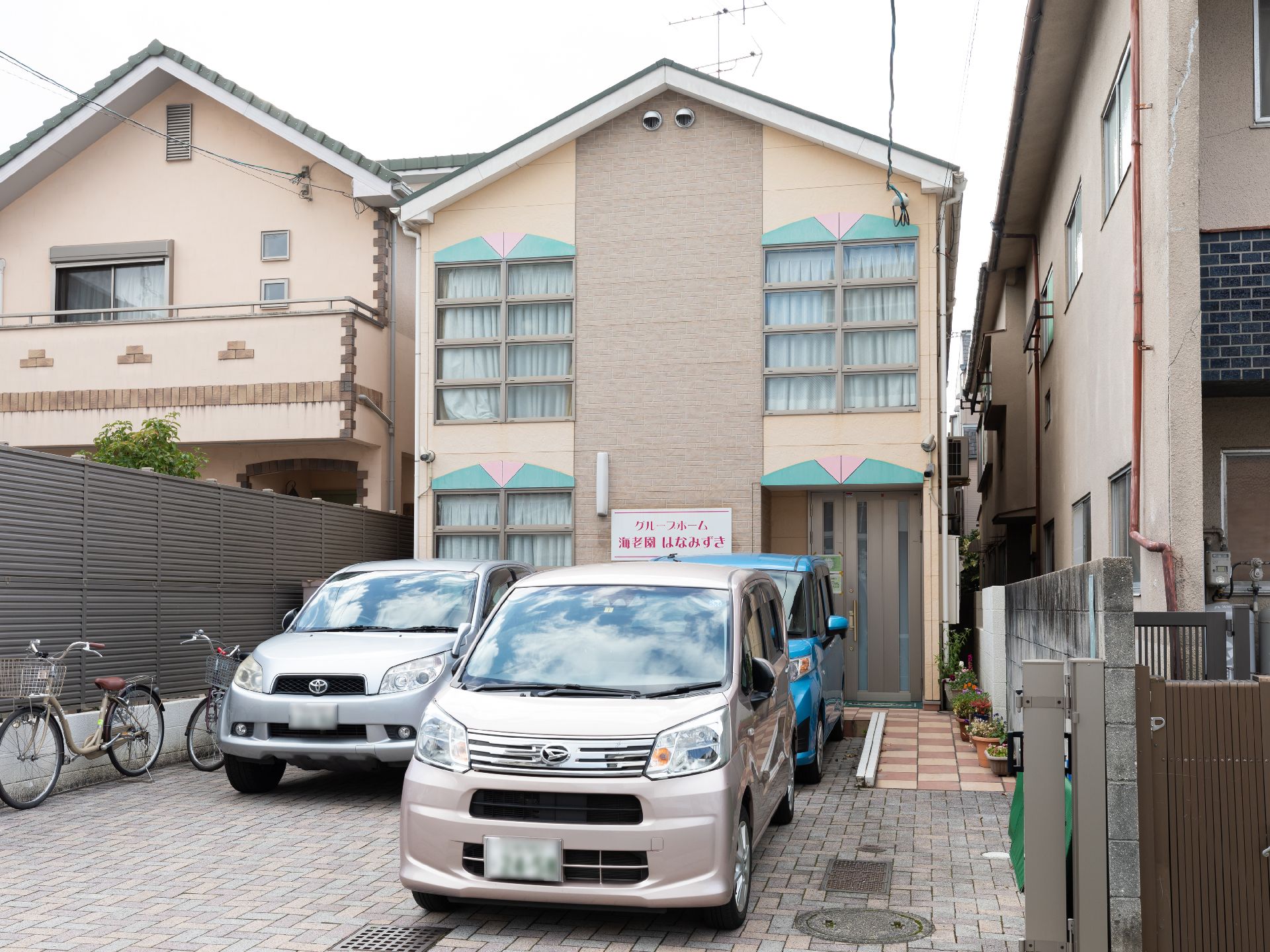 住宅感あるような２階建ての外観