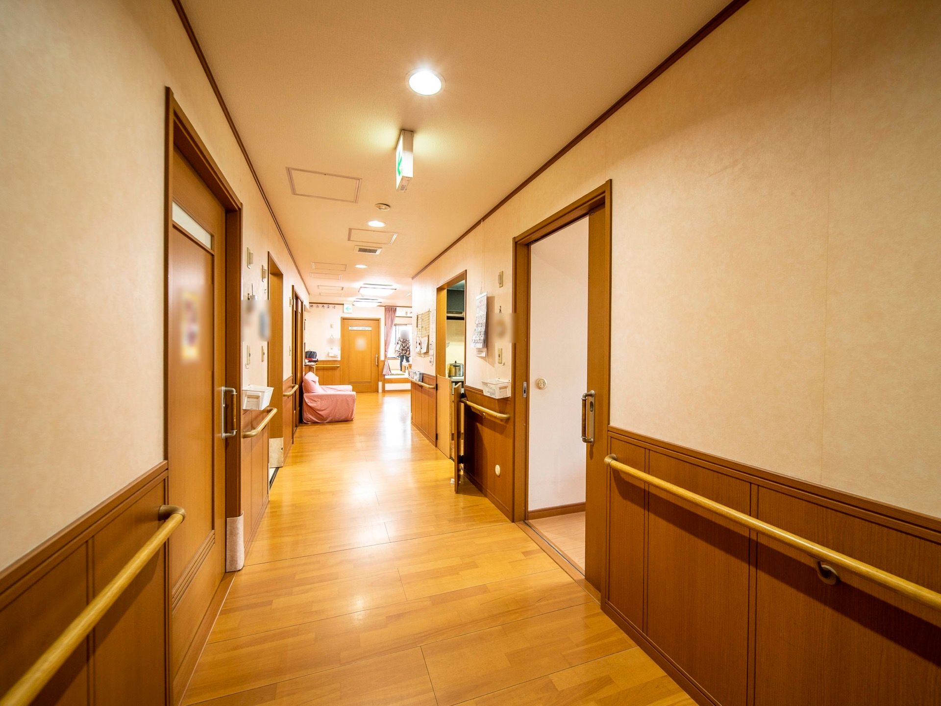 居室の扉には顔写真が貼られ、部屋ごとに違う柄の表札がかけられている。入居者様が部屋を間違えないよう工夫している。