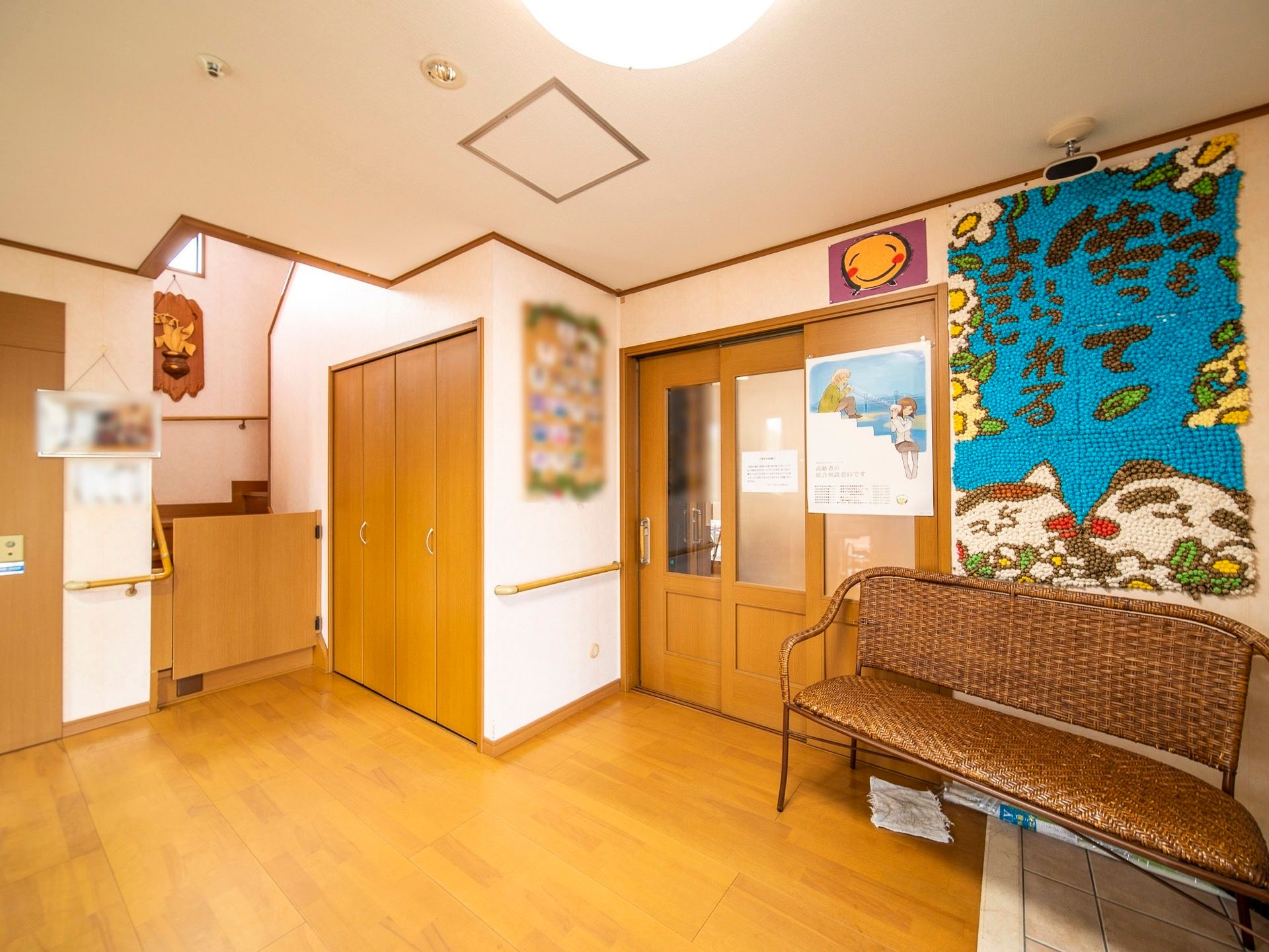 玄関ホールの壁にはたくさんの写真が飾られている。広々としているので、気兼ねなくゆったり眺めることができる。
