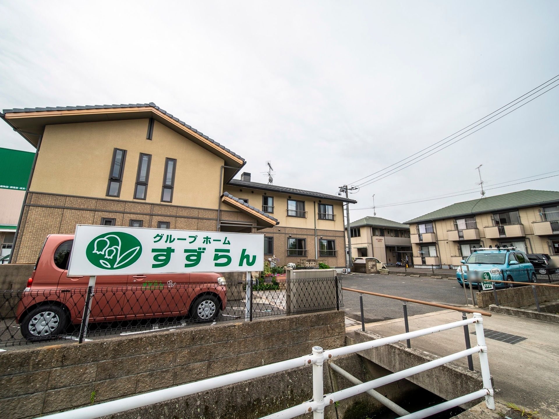 ２階建ての賃貸住宅のような落ち着いた外観で、周辺地域に溶け込んでいる。敷地内には大きな駐車場が完備されているので、気軽に来館できる。
