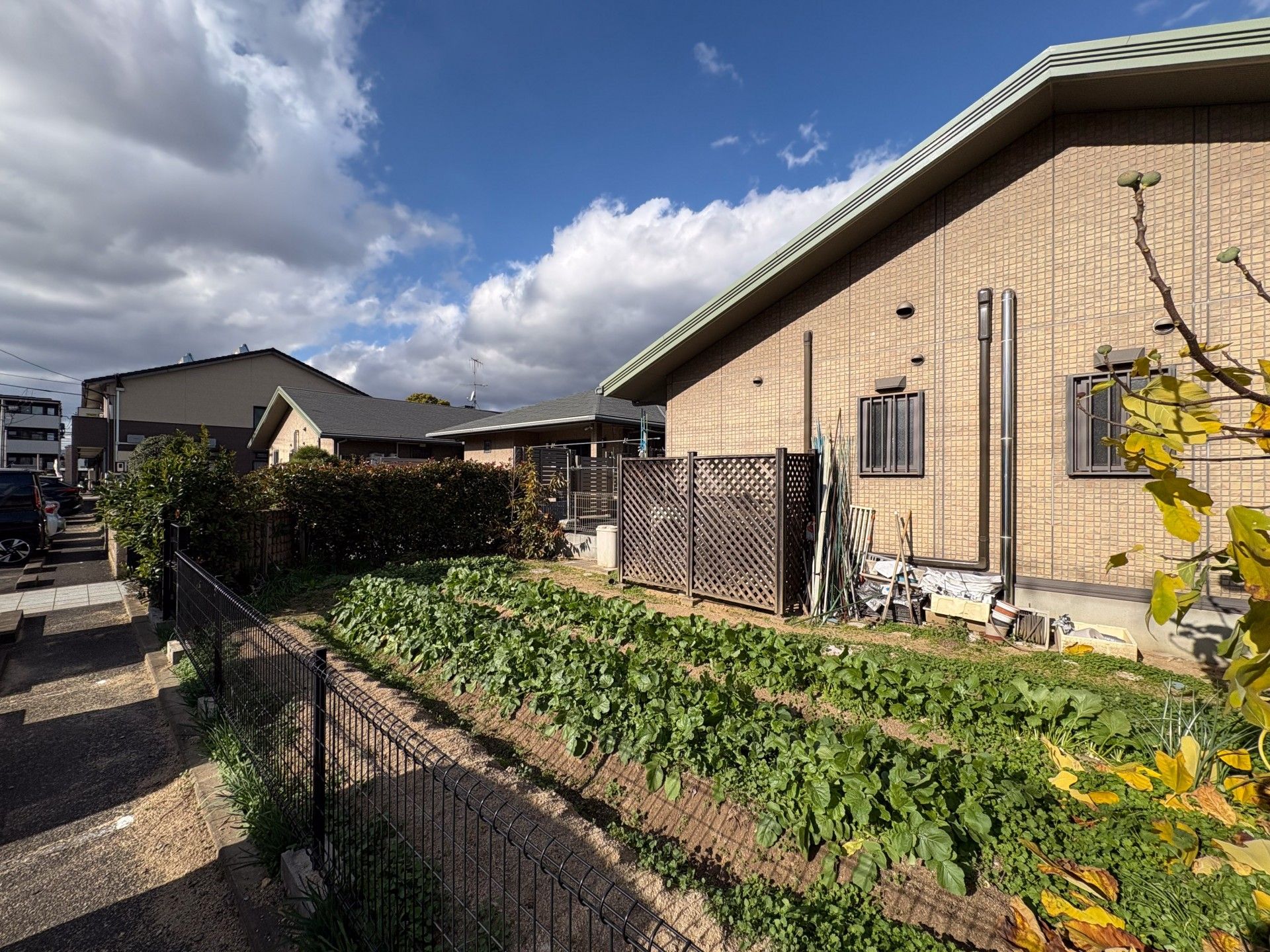 庭のある建物の外観