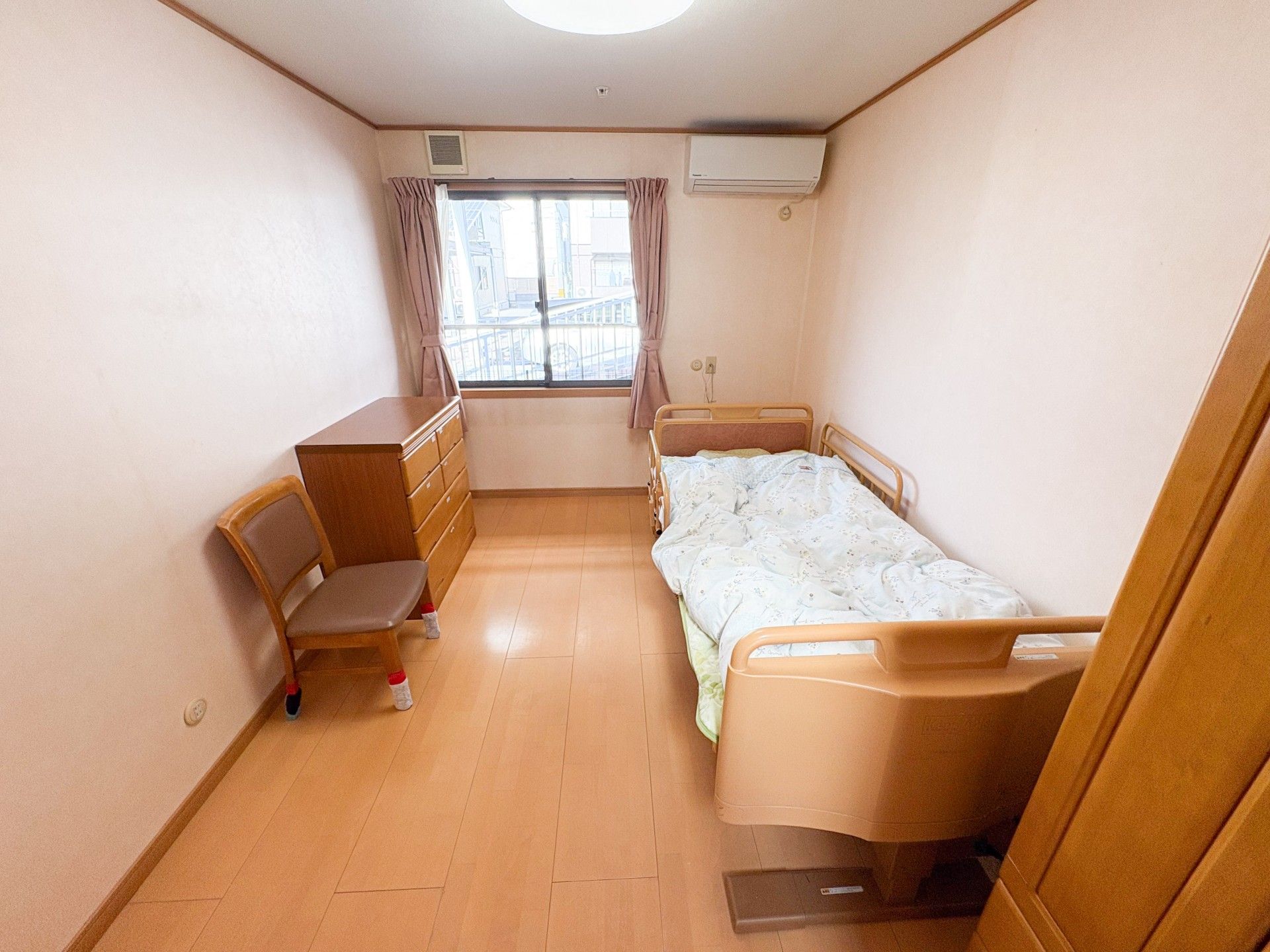 シンプルな個室の様子