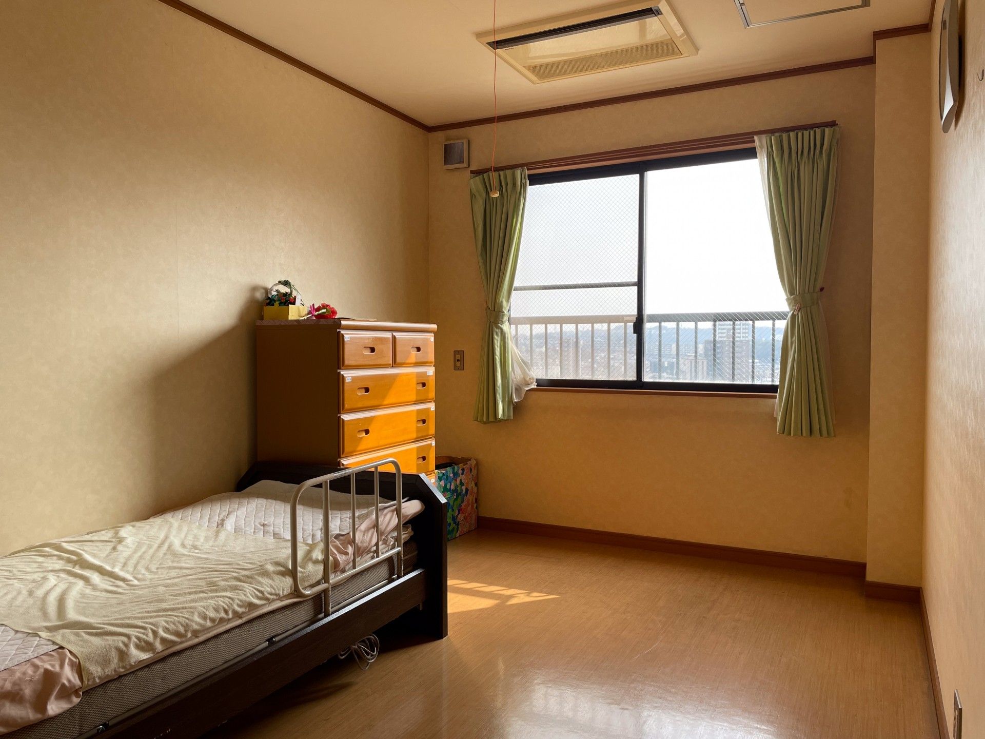 日差しが差し込む居室
