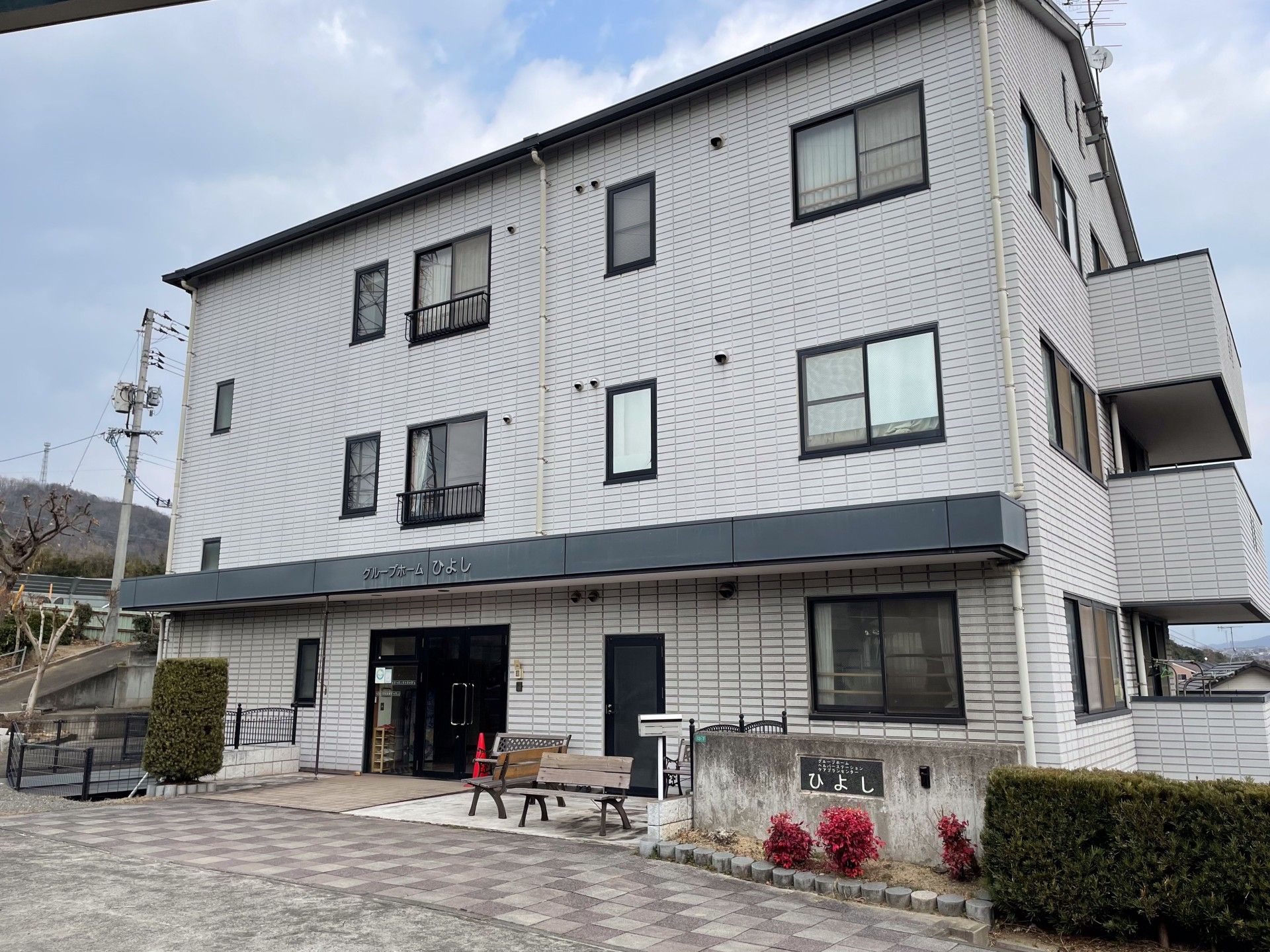 仲良く食事をしている高齢の男性と女性
