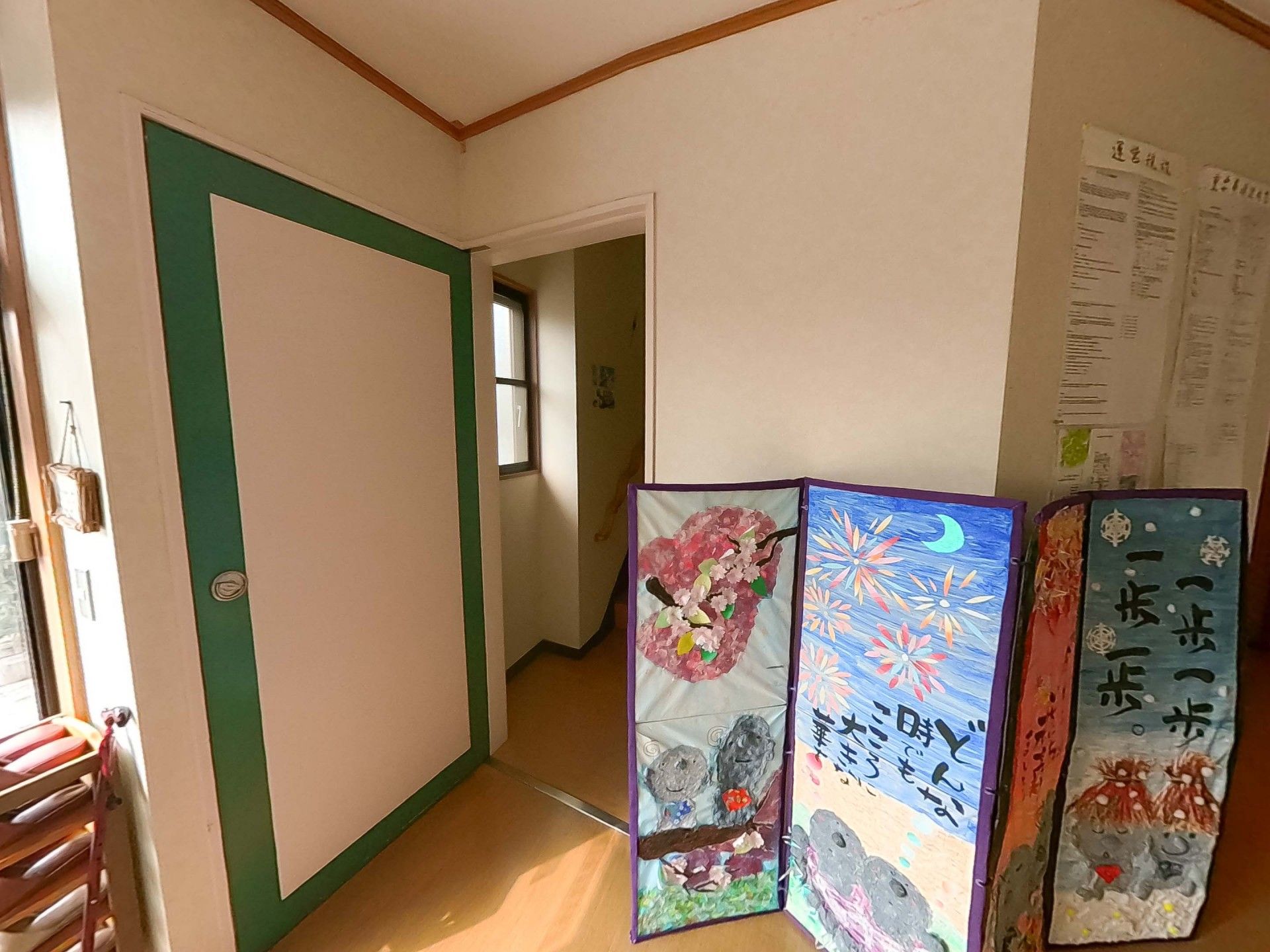 手作りの作品が並ぶ廊下