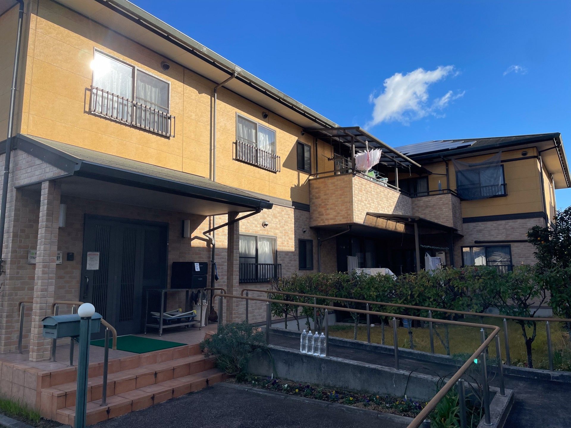 日差しが差し込む建物外観