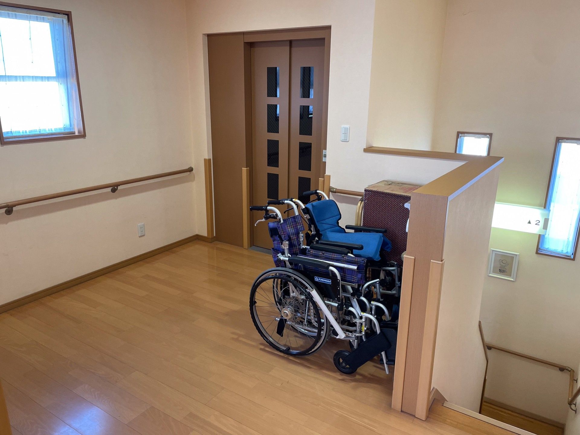 車椅子と手すりのある廊下