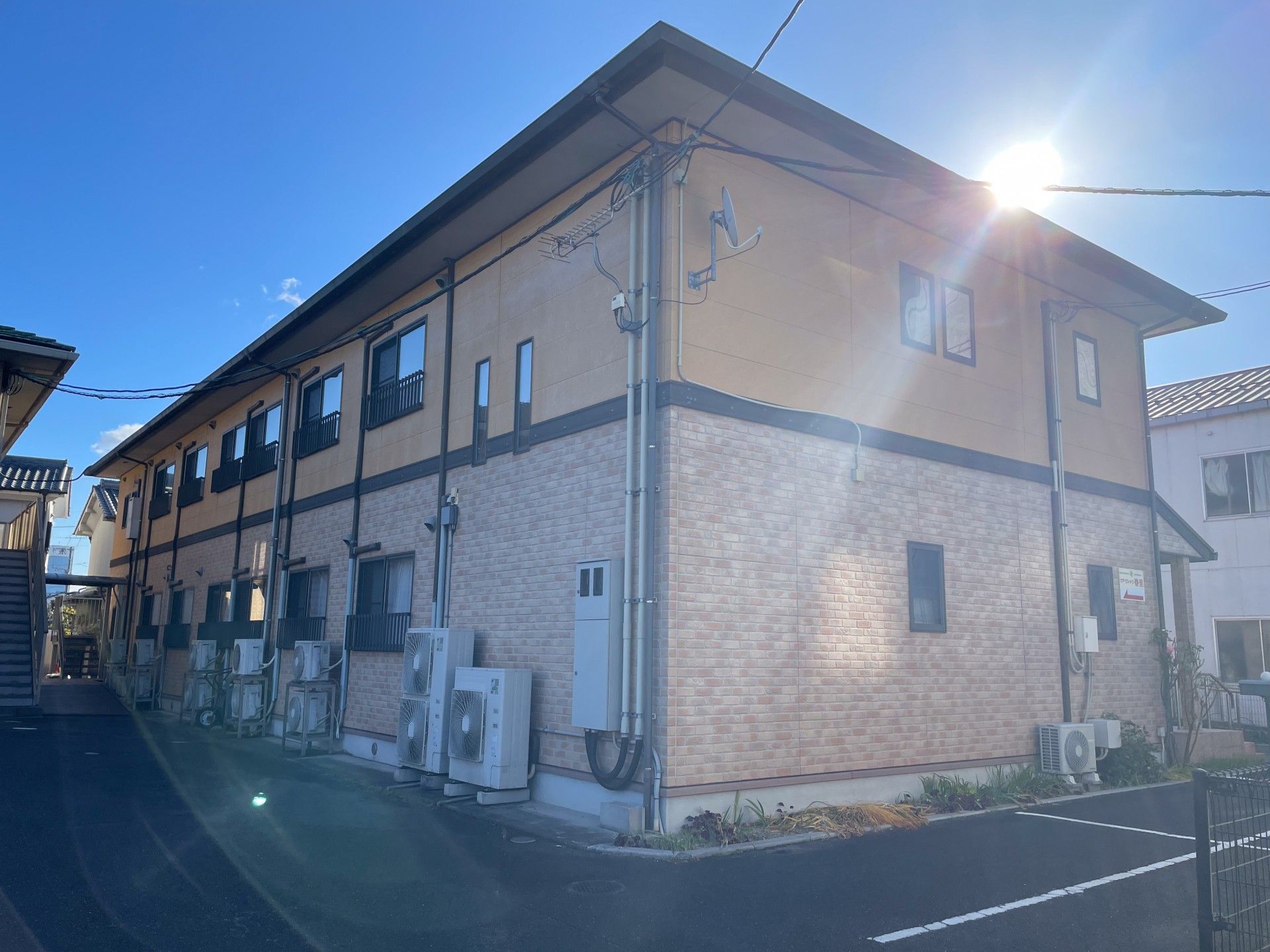 日差しが差し込む建物外観