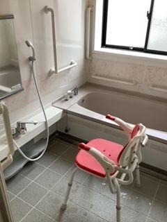 バリアフリー設計の浴室
