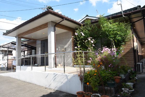 明るい入り口の建物