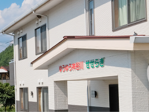 白い建物の外観