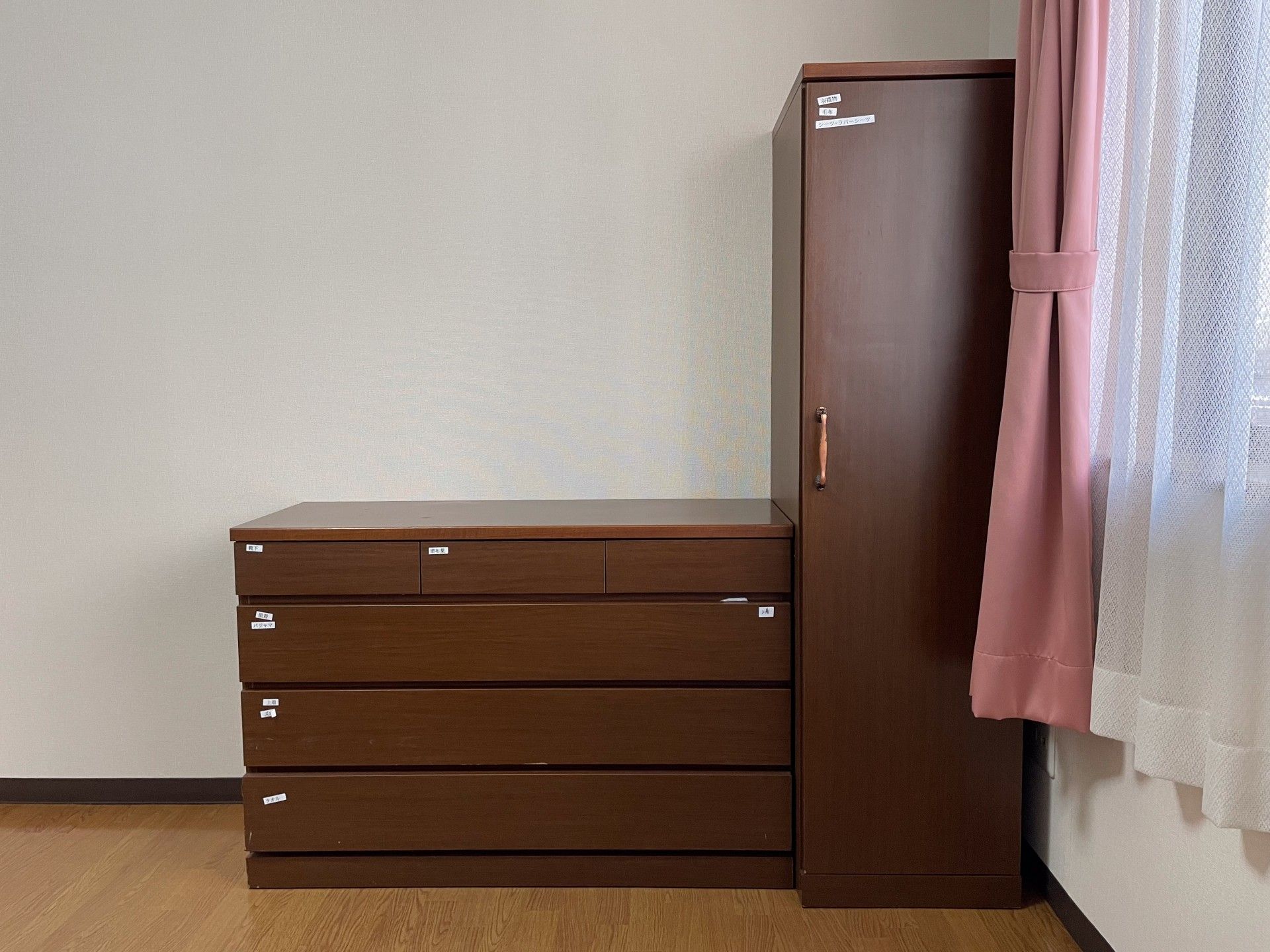 収納家具とカーテン