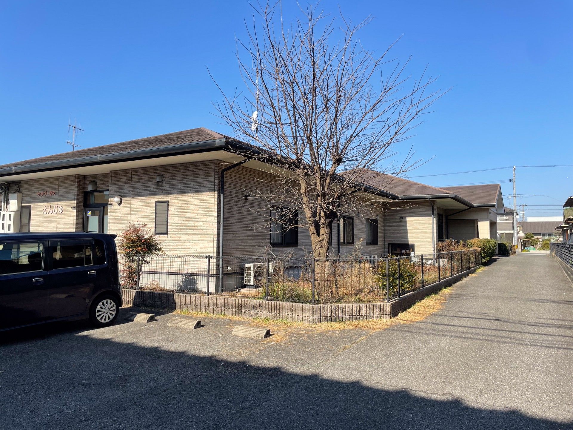 建物の外観と駐車場