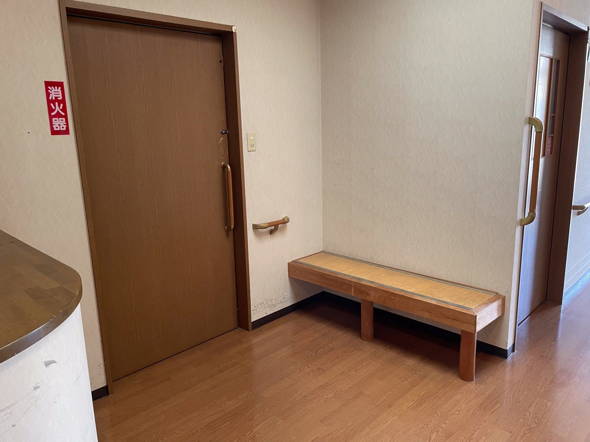 廊下のベンチと扉