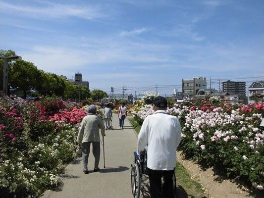 玄関を入ると正面に白い階段があり、手すりも設置されている。ホームの理念が掛け軸のようなものに書かれ、車いすも置かれている。