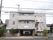 グレーを基調とした３階建ての外観のグループホーム