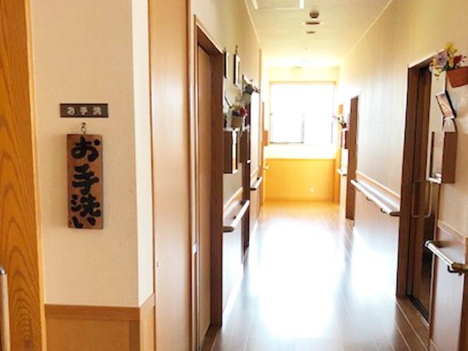 両サイドに居室のドアがあり、それぞれのドアのそばにはボックスがセットされている。左側にはトイレもある。