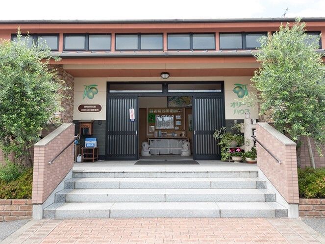 大きな階段が玄関先に付いていて手すりもある。2階建ての建物は和の雰囲気で玄関には大きな引き戸がある。