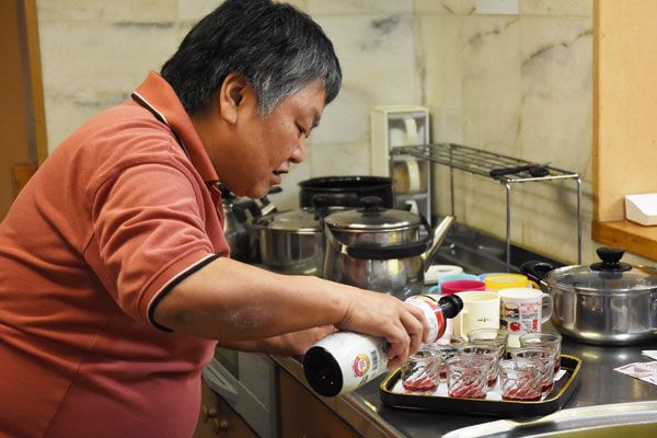 料理をする男性の姿