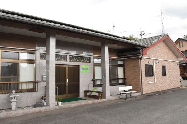 ゆったりとした玄関前