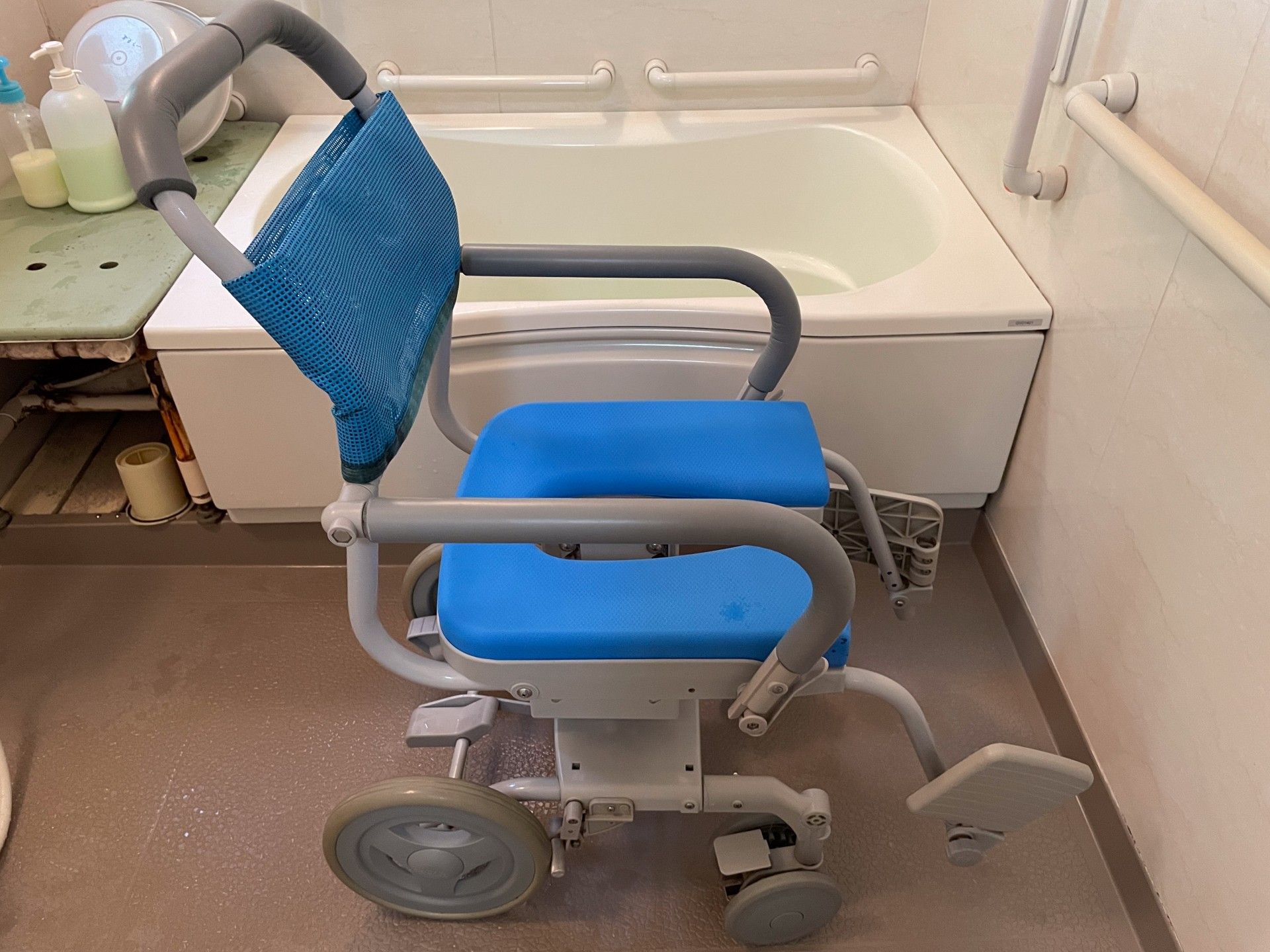 入浴用車椅子と浴槽