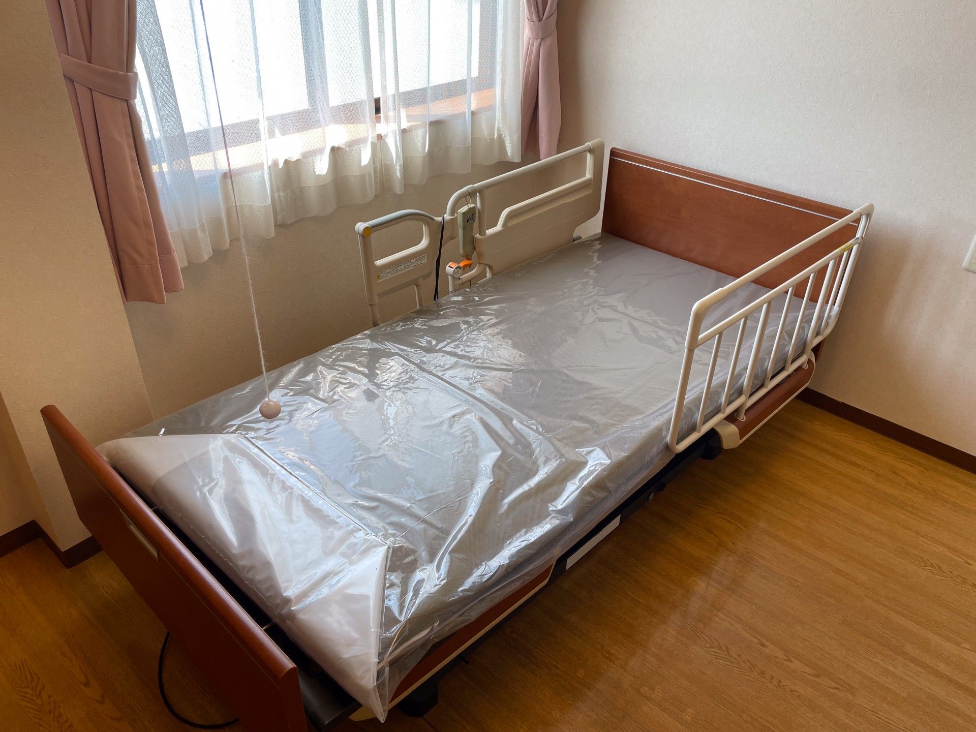 窓際のベッド