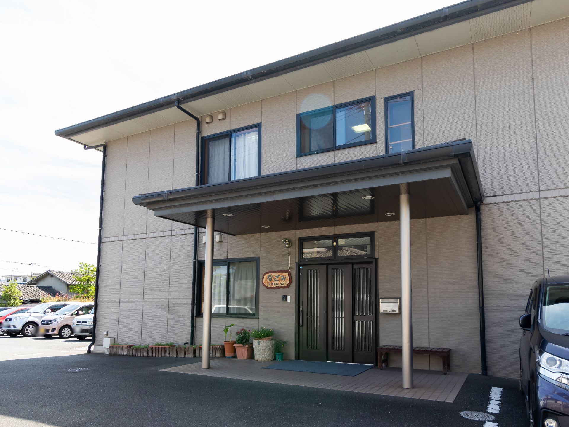 シックな色合いでお洒落感があり、日本式の屋根で親しみを持ちやすい外観