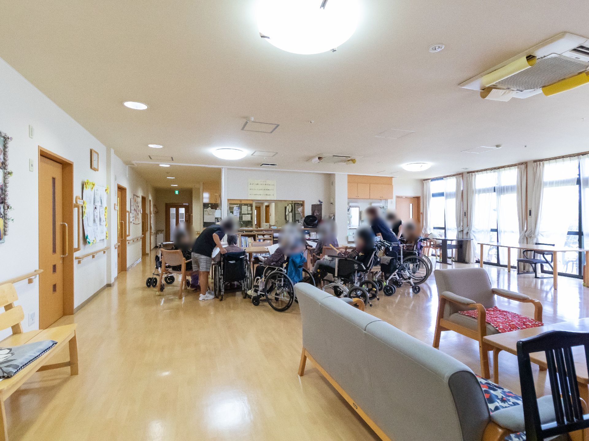 入居者が集まり、職員が丁寧に説明しながら行われるレクリエーション